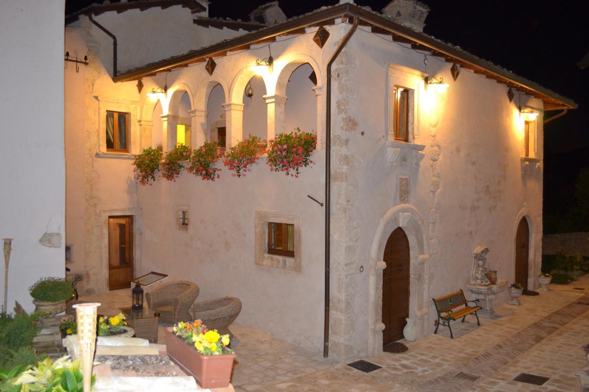 B&B Palazzo La Loggia Barisciano Exterior photo
