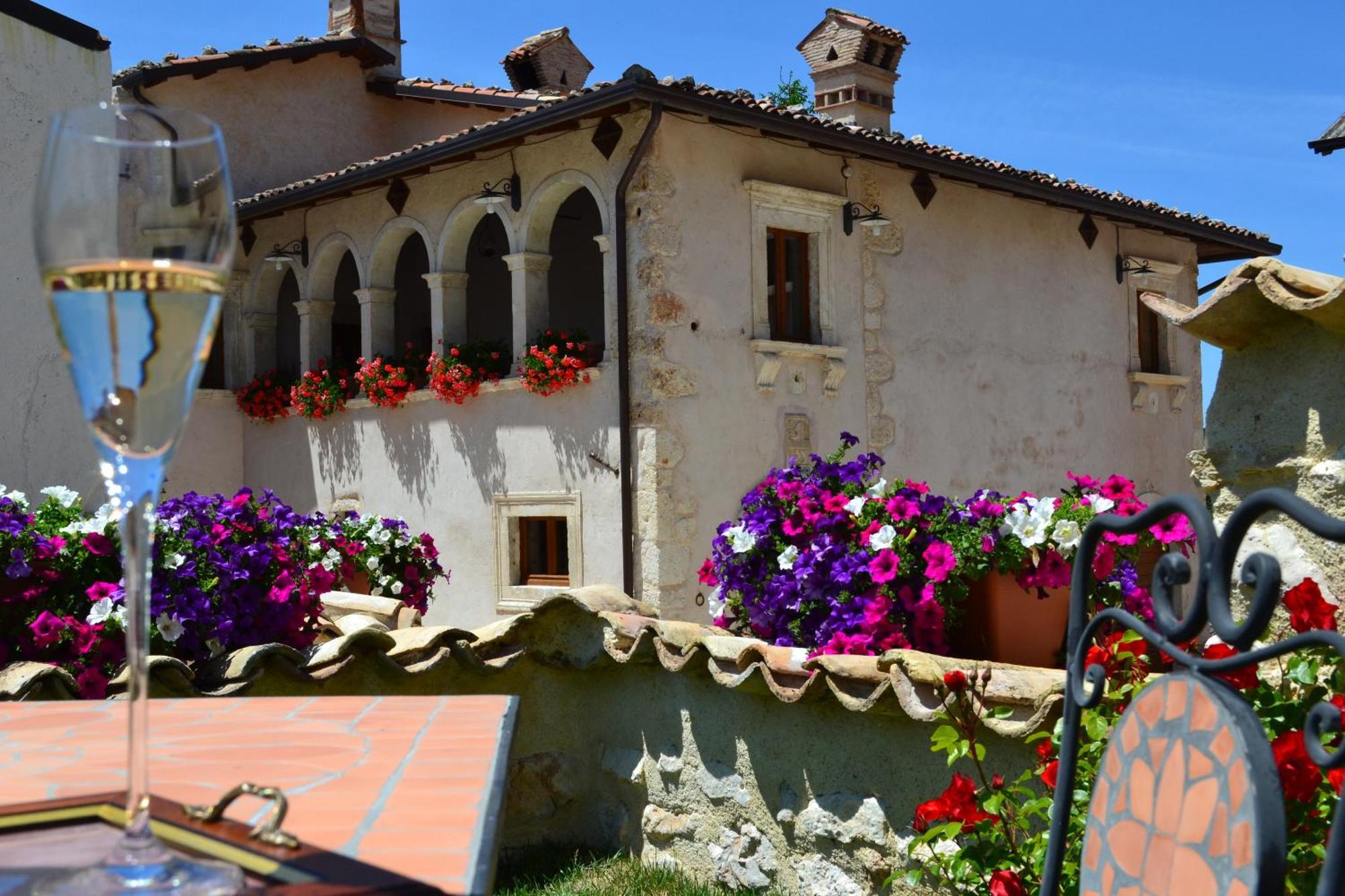 B&B Palazzo La Loggia Barisciano Exterior photo