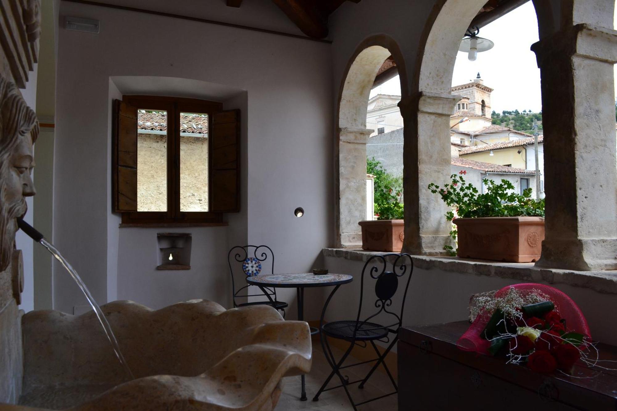B&B Palazzo La Loggia Barisciano Exterior photo