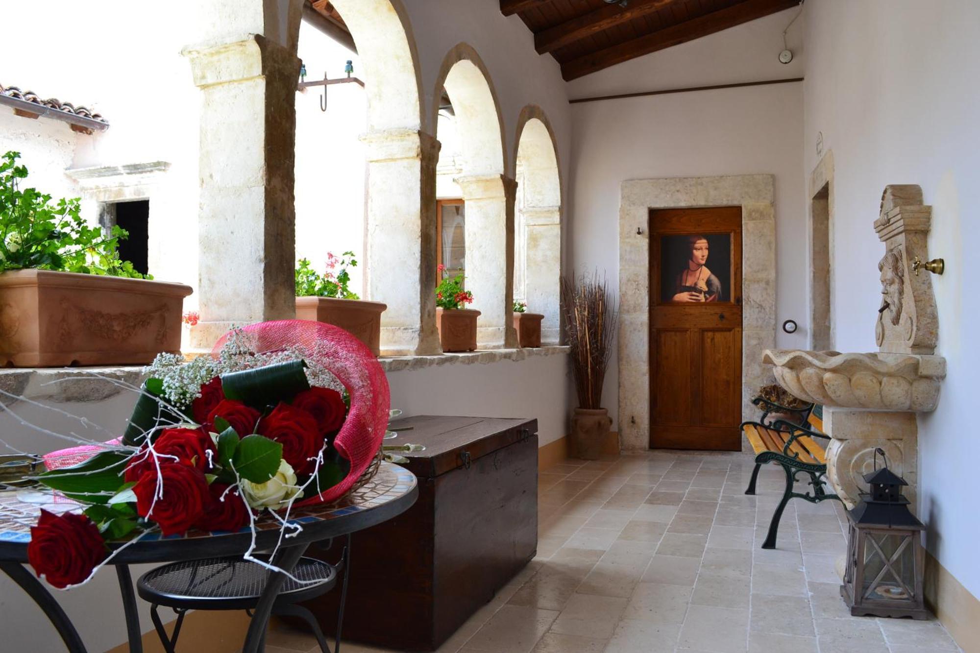 B&B Palazzo La Loggia Barisciano Exterior photo