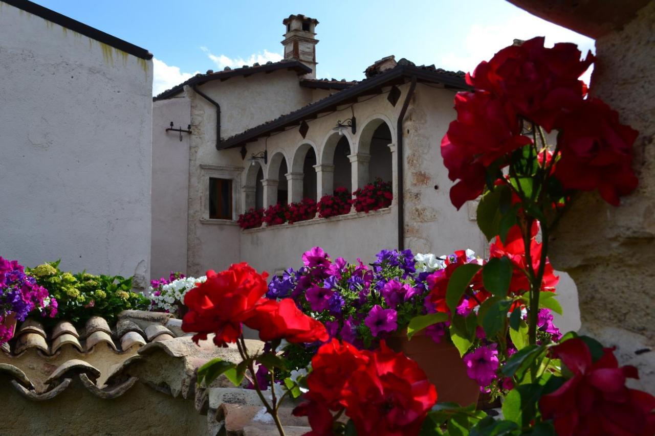 B&B Palazzo La Loggia Barisciano Exterior photo